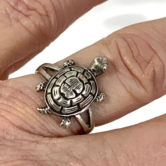 Sterling Silver Engraved Turtle Ring With Split Band Design Marked 925 Size 6 - Picture 2 of 6